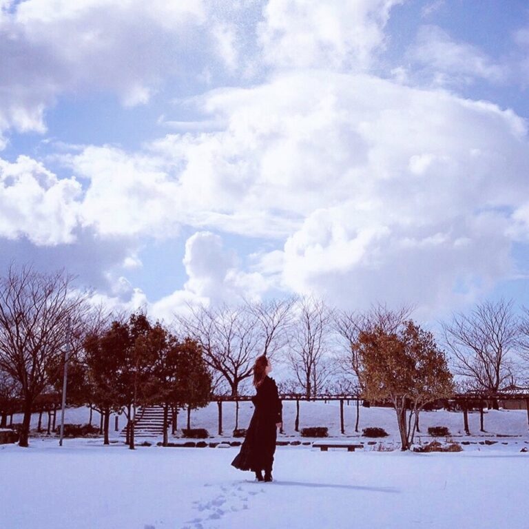 雪景色の中に立つ盛まき子